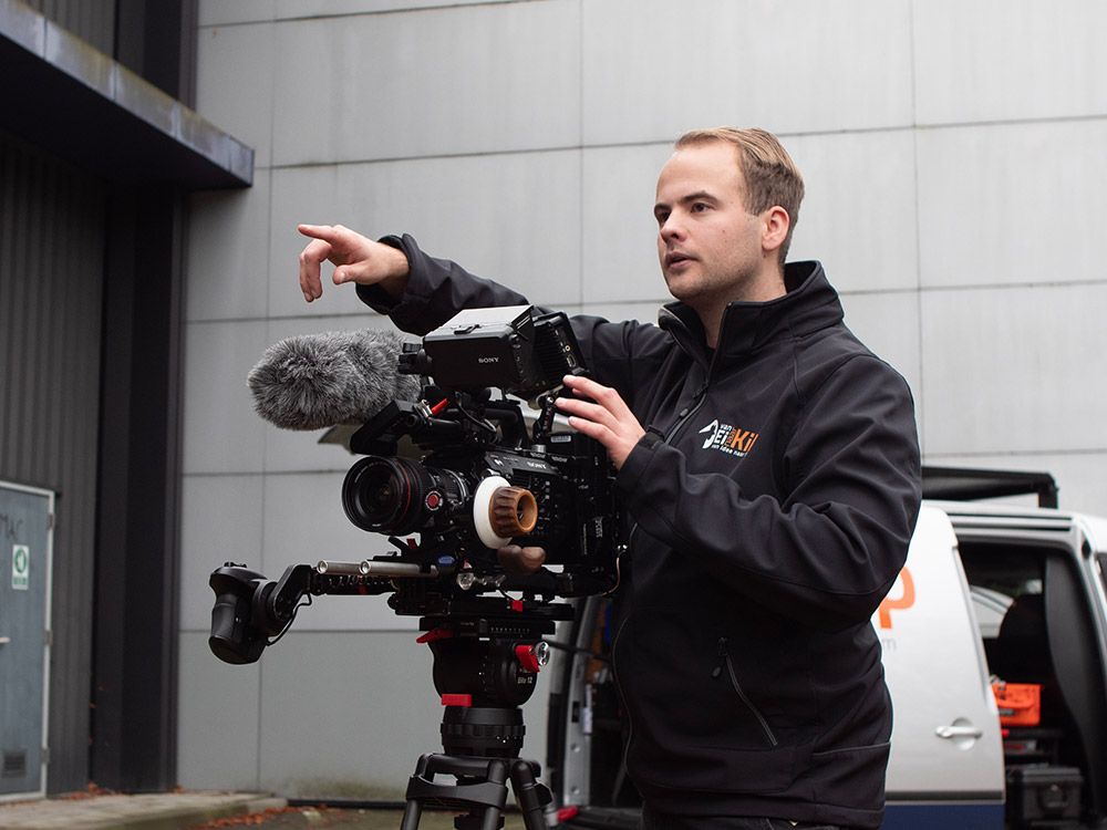 Cameraman Kevin Ike, filmmaker en director of photography uit Veenendaal, bedient een FS7 camera, gefocust op het vastleggen van professionele beelden voor een filmproject.