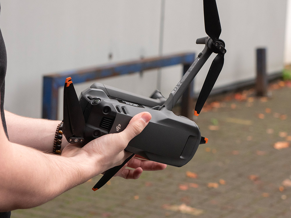 Filmmaker prept een DJI Mavic drone voor het maken van luchtbeelden, als onderdeel van de voorbereidingen op een aankomende videoproductie.