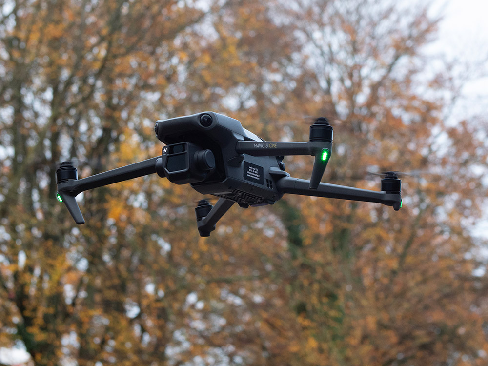 Drone in actie boven een bedrijfsterrein, opname makend voor een bedrijfsfilm met een panoramisch uitzicht op de bedrijfslocatie