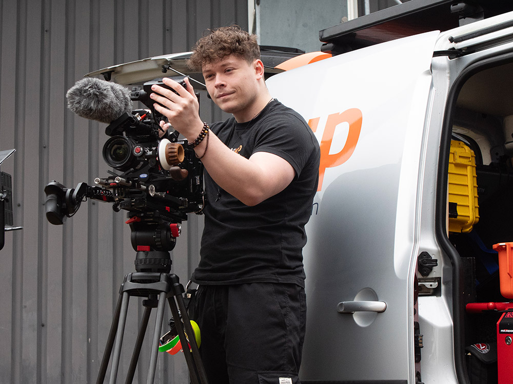 Het filmteam, bestaande uit filmmakers waaronder cameraman Joeri, werkt samen aan een bedrijfsfilm, gefocust op het vastleggen van boeiende beelden voor een professionele bedrijfsvideo in een videoproductie omgeving