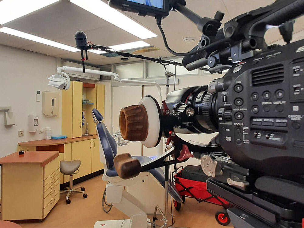 Filmopname bij de tandarts voor videocontent in de zorgsector, inclusief interviews en voorlichtingsmateriaal.