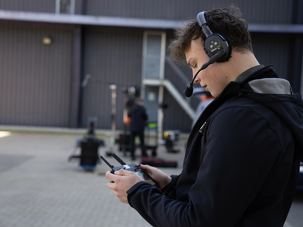 Dronepiloot vliegen drone opname
