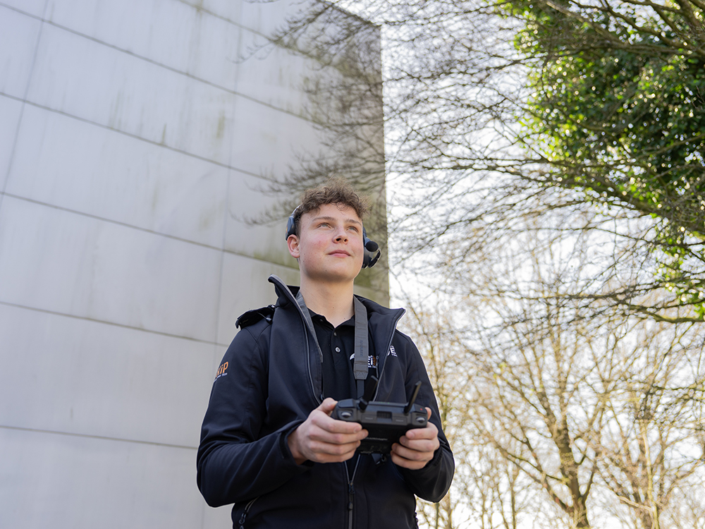 Dronepiloot vliegen drone opname